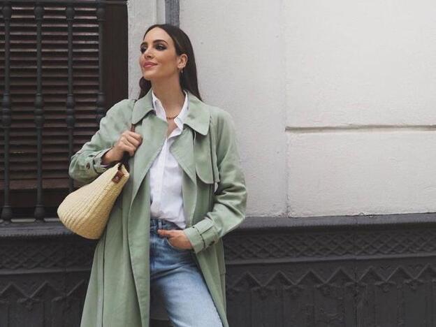 La gabardina (rebajada) de Mango para los días de lluvia que está disponible en dos colores y podrás llevar con tus looks de diario o de fin de semana