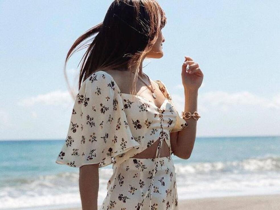 Zara tiene el vestido midi de estampado primaveral más bonito y favorecedor (y que sienta genial con sandalias)