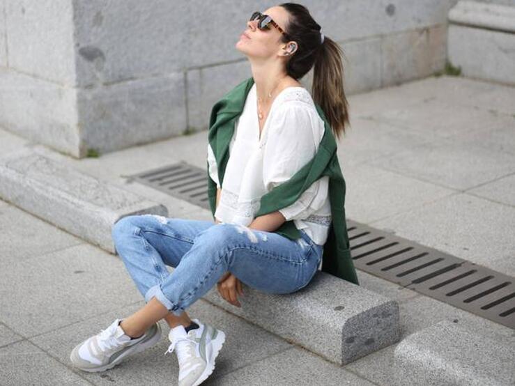 ¿Sandalias de tiras deportivas o zapatillas? Cómo llevar los zapatos más cómodos de la primavera con vestidos o vaqueros para conseguir looks de primavera súper favorecedores