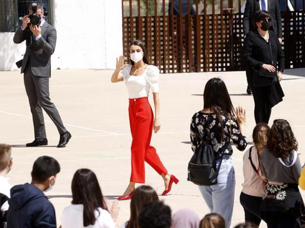 ¿A favor o en contra de los pantalones culotte rojos de la Reina Letizia con esta nueva blusa 'made in Spain'?