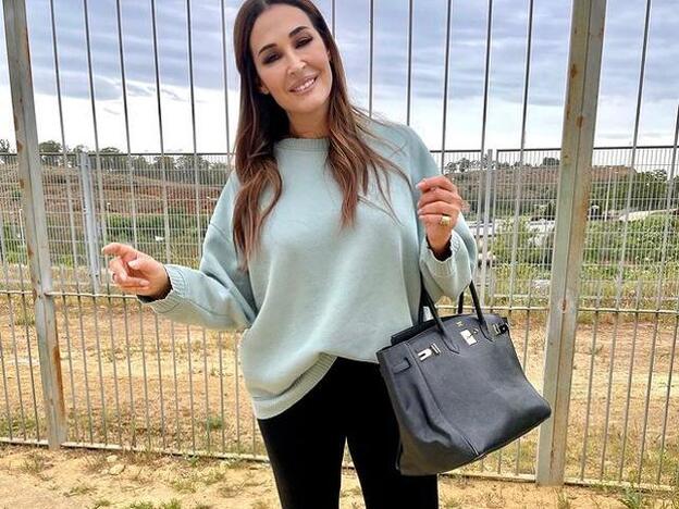Sudadera made in Spain, vaqueros de Zara y zapatillas cómodas: el look de Vicky Martín Berrocal que rejuvenece a los 40