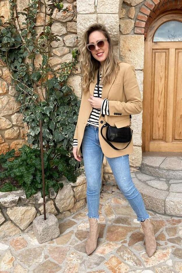Pon una blazer beige en tu vida y encuentra el compañero perfecto para tus camisetas y tops de rayas marineras