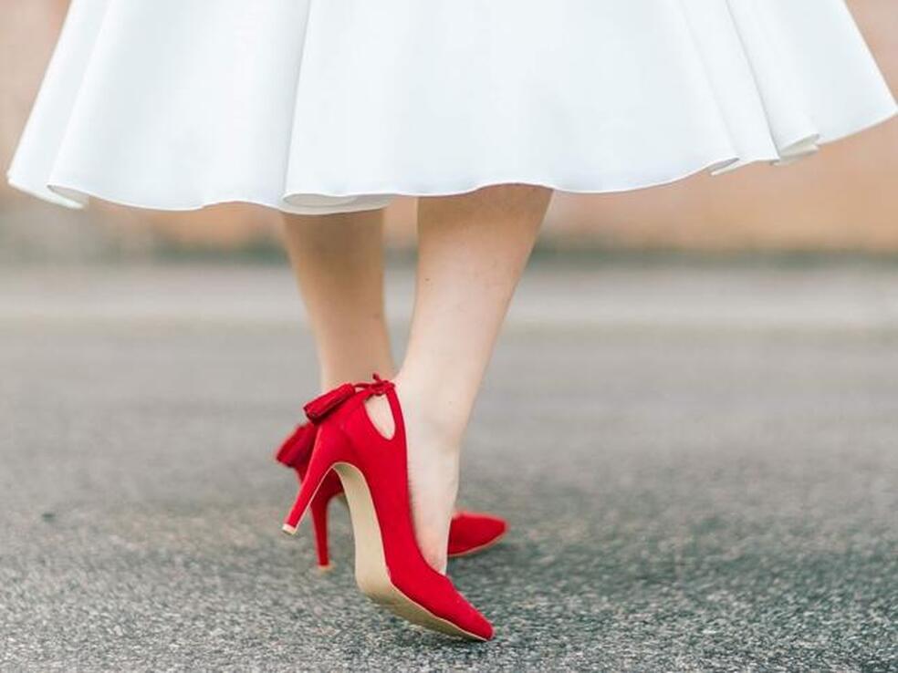 Zara y Sfera apuestan por la tendencia de los zapatos de tacón cómodo rojo con dos diseños tan originales como bonitos para llevar con vaqueros