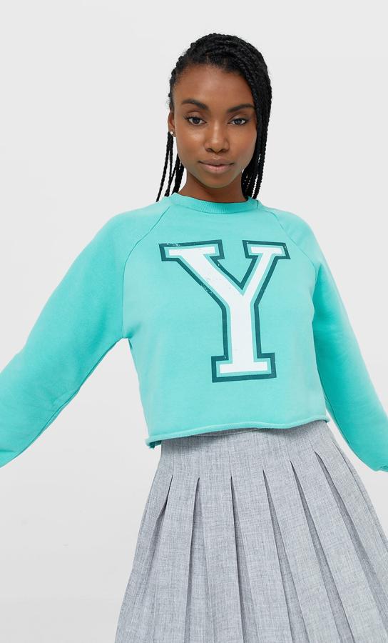 Nueve sudaderas cropped que son ideales para tus looks casual de entretiempo