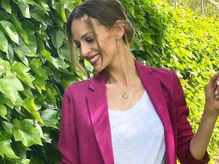 Eva González se une a la tendencia feminista del traje rosa que arrasa esta primavera y que podría ser un gesto de apoyo a Rocío Carrasco