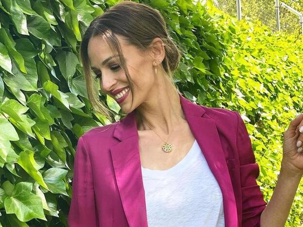 Eva González se une a la tendencia feminista del traje rosa que arrasa esta primavera y que podría ser un gesto de apoyo a Rocío Carrasco