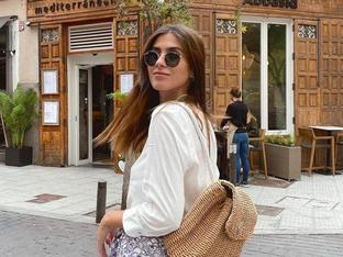 La blusa blanca que pega con todo y la falda más ponible, este es el look de Lefties baratísimo que no se quitan las influencers