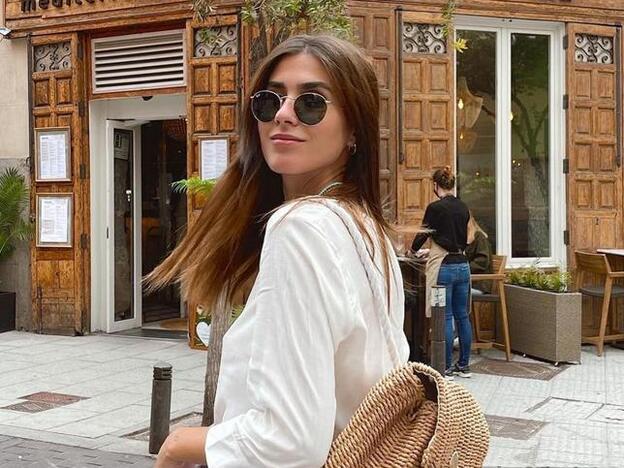 La blusa blanca que pega con todo y la falda más ponible, este es el look de Lefties baratísimo que no se quitan las influencers