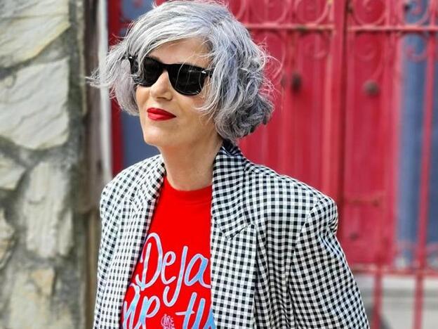 Blazer de cuadros y pantalones wide leg azules, el look de Zara con truco que rejuvenece a los 50 y que es perfecto para primavera