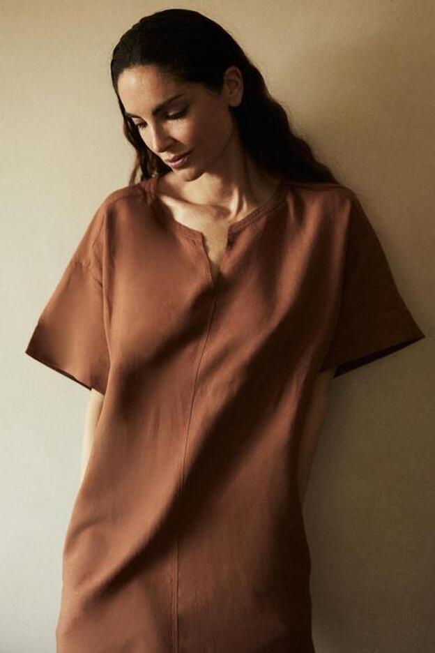 Vestido XXL de Massimo Dutti y las sandalias más cómodas de la temporada: este look de Eugenia Silva rejuvenece a los 40