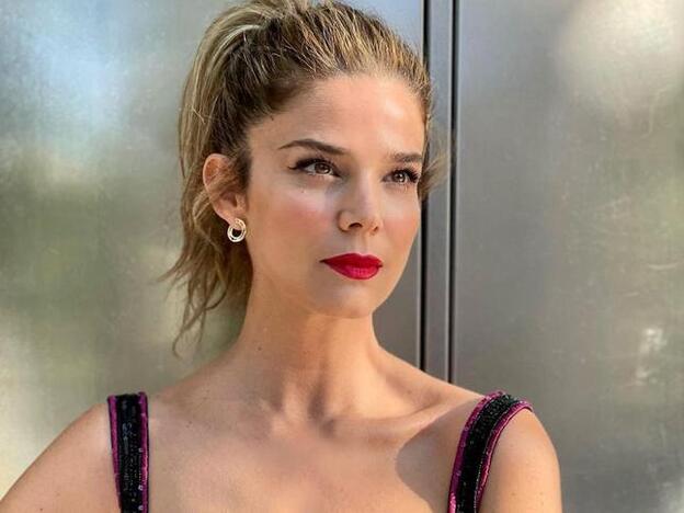 Falda midi y cárdigan, Juana Acosta arrasa con un conjunto de punto perfecto para primavera que rejuvenece y estiliza