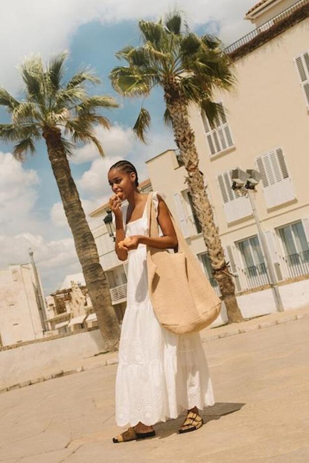 Impresionante vestido midi de color blanco con bordados suizos de Mango.