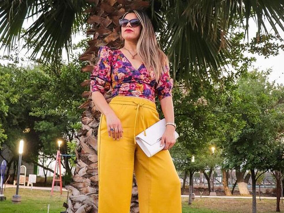 Tres blusas estampadas súper favorecedoras que son perfectas para combinar con tus pantalones blancos favoritos