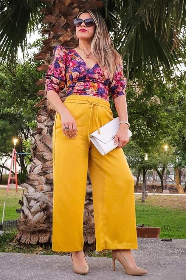 Tres blusas estampadas súper favorecedoras que son perfectas para combinar con tus pantalones blancos favoritos