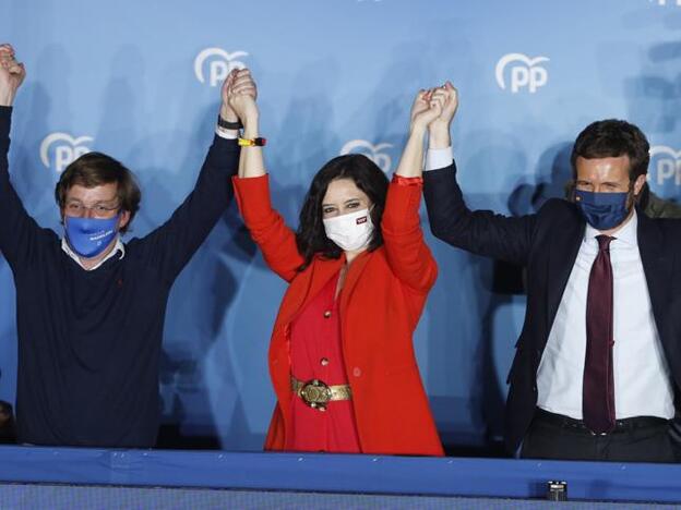 El vestido de la suerte de Isabel Díaz Ayuso (con el que ha arrasado en las elecciones de Madrid) es uno rojo de Zara que tiene igual en otros dos colores y que cuesta menos de 20 euros