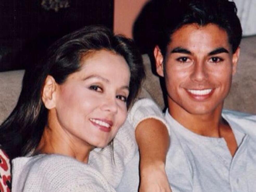 Vaqueros rosas y mocasines: El look que Isabel Preysler llevó en los 90 y que es perfecto para triunfar ahora en primavera (y lo puedes comprar en Mango)