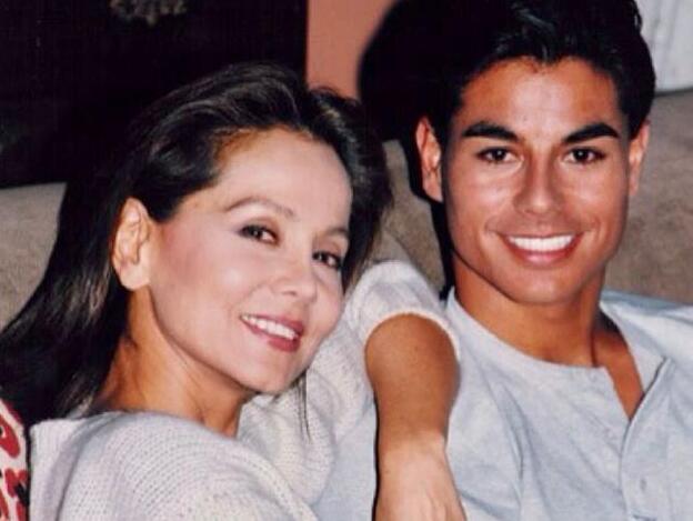 Vaqueros rosas y mocasines: El look que Isabel Preysler llevó en los 90 y que es perfecto para triunfar ahora en primavera (y lo puedes comprar en Mango)