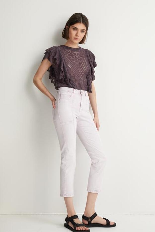 Aunque no te lo creas esta temporada vas a querer ponerte un jersey y es este de Sfera que queda ideal con pantalones blancos