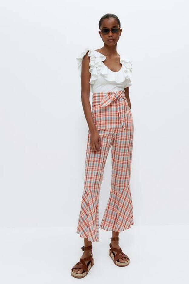 Si buscas un look con personalidad Uterqüe tiene el pantalón ideal para conseguirlo sin complicarte la vida