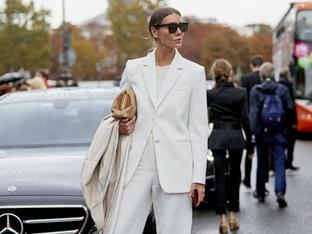 Esta blazer blanca es perfecta para el entretiempo: está rebajadísima, pega con todo y hay tres colores más disponibles