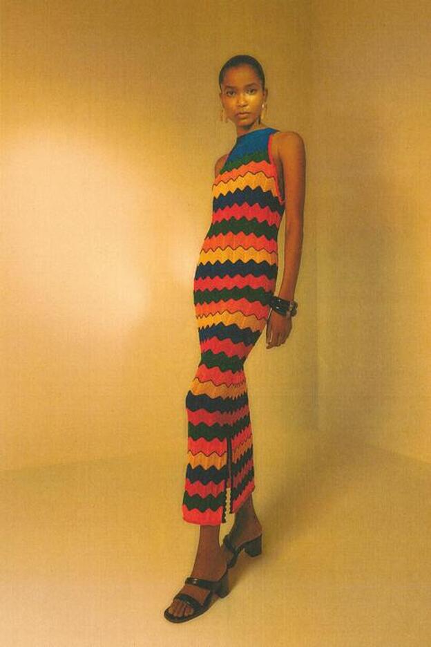 Este vestido midi de punto con grecas de Uterqüe es tan bonito y favorecedor que vas a querer llevarlo toda la temporada