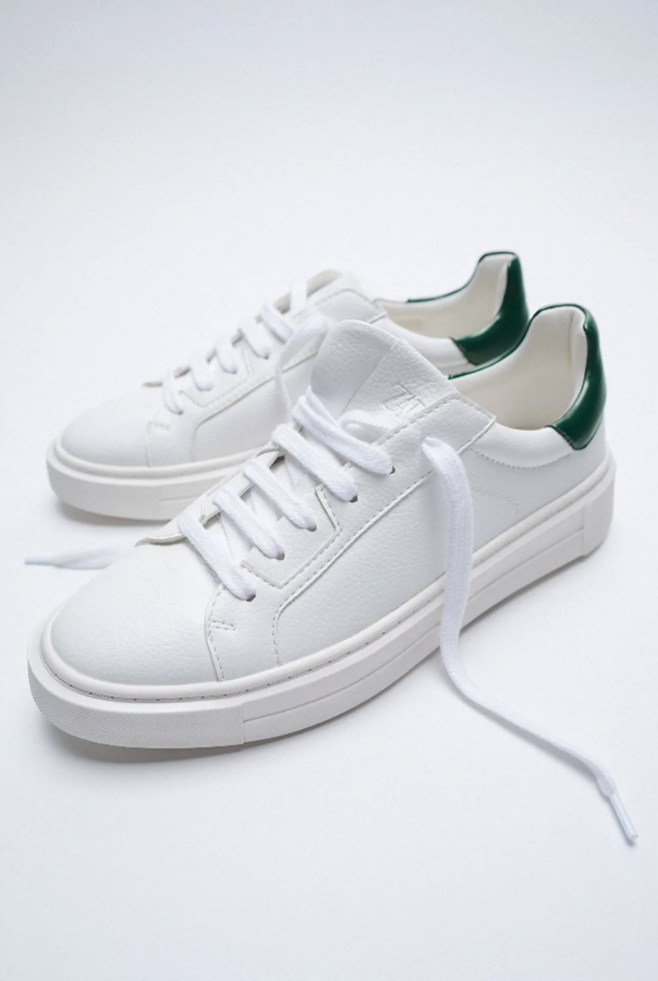 Las zapatillas más cómodas de la primavera cuestan menos de 20 euros en los Special Prices de Zara, pegan con todo y van a rejuvenecer tus looks a partir de los 40