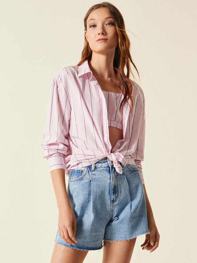 Estas camisas de Lefties tan ideales cuestan menos de 10 euros y son perfectas para llevarlas anudadas y además combinan con vaqueros y bermudas