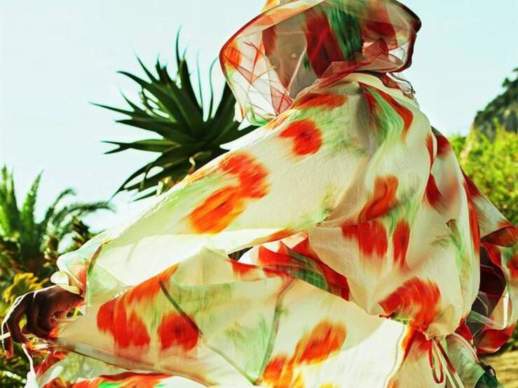 Colores alegres, estampados imposibles y felicidad en cada prenda: convierte la inspiración tropical en tu estado de ánimo