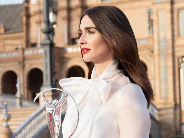 Paz Vega se viste de Vicky Martín Berrocal con un conjunto de falda midi y blusa blanca ideal y muy rejuvenecedor