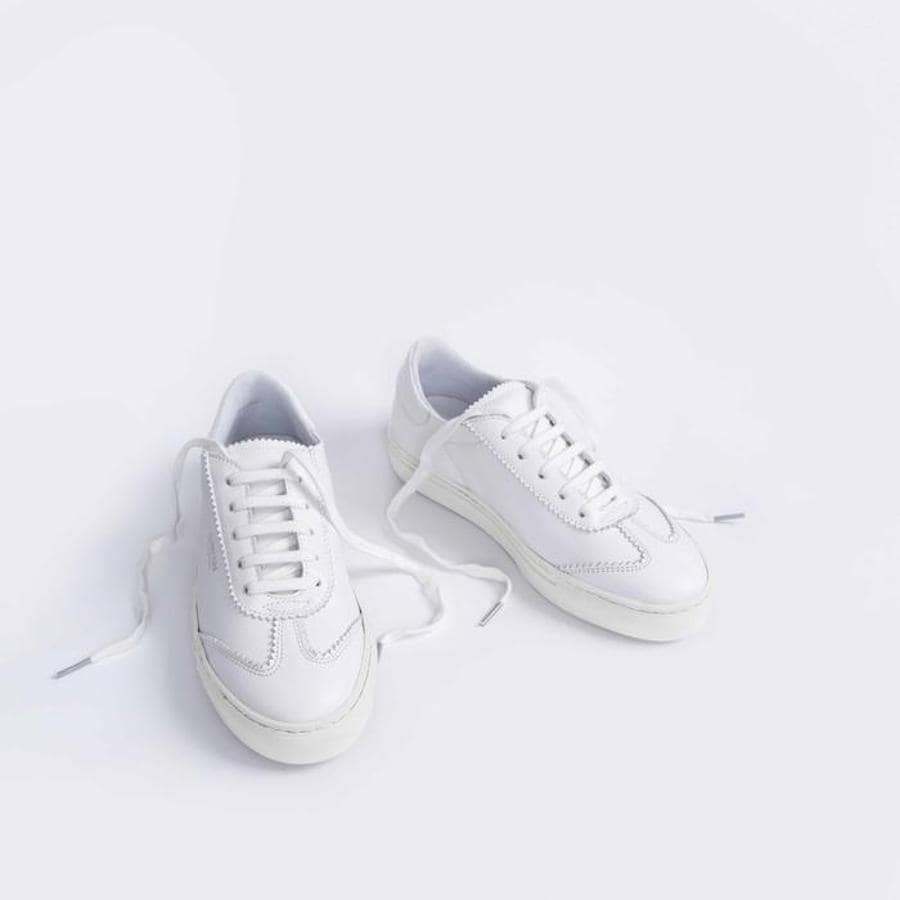 15 zapatillas blancas muy cómodas (y estilosas) que quedan de lujo con vestidos en primavera y verano | Mujer