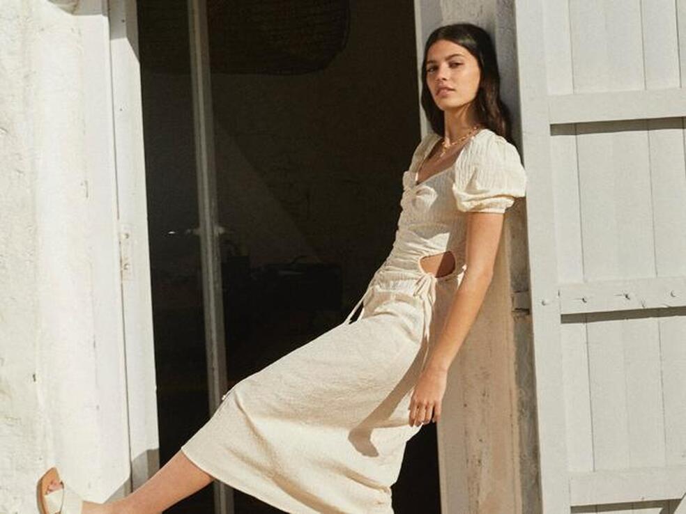 Este nuevo vestido midi de Stradivarius de estilo rústico va a ser uno de los favoritos de las famosas e influencers de todas las edades