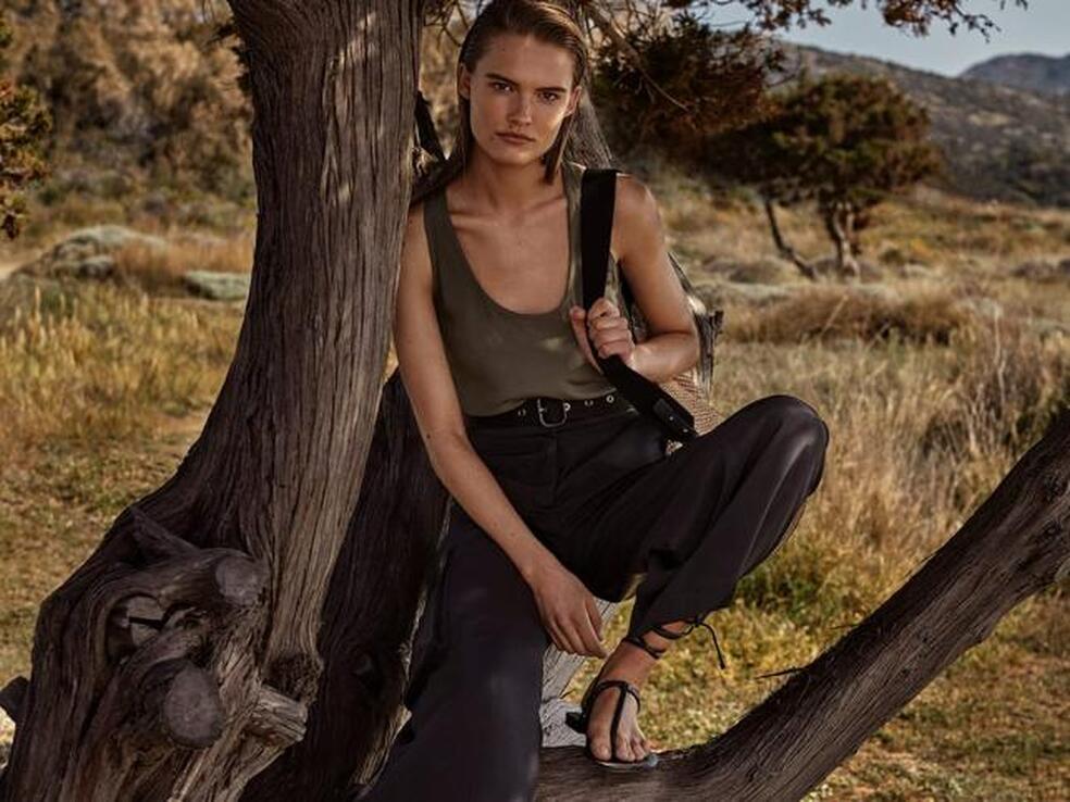 Los pantalones cargo de Massimo Dutti te van a hacer cambiar de opinión sobre este diseño (y solo puedes comprarlos online)