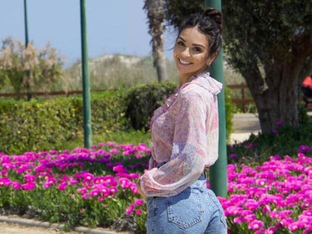 Esta es la blusa estampada de Zara que está triunfando en Instagram porque es la mejor opción para dar la bienvenida al buen tiempo