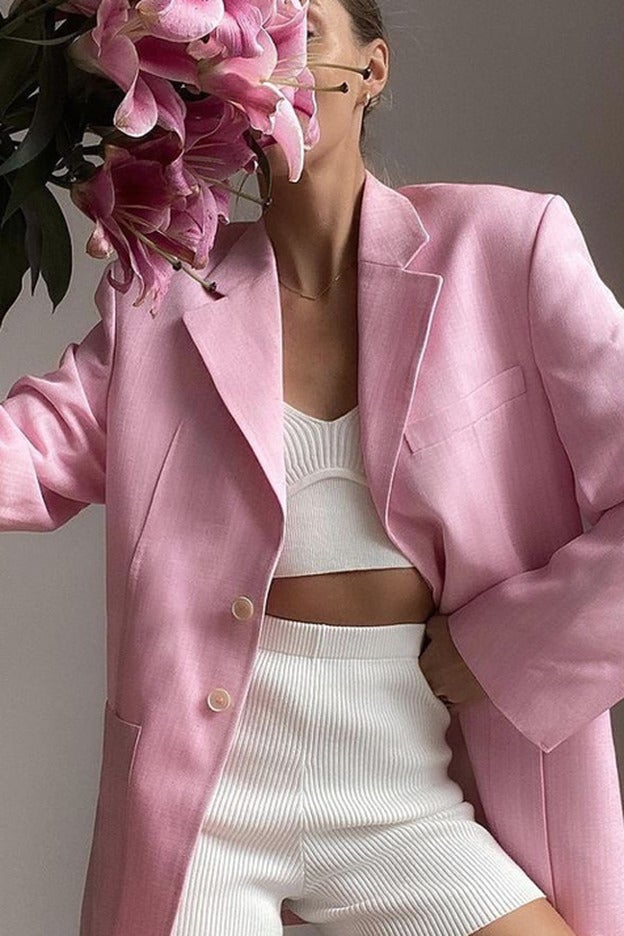 Esta es la mejor idea que hemos visto para llevar los conjuntos de top y shorts de punto en la calle (más sexy imposible)