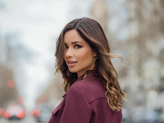 Gabardina de Bimba y Lola, vestido midi camisero y bolso de Mango: el look de Dafne Fernández perfecto para los días de lluvia de la primavera