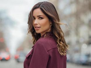 Gabardina de Bimba y Lola, vestido midi camisero y bolso de Mango: el look de Dafne Fernández perfecto para los días de lluvia de la primavera