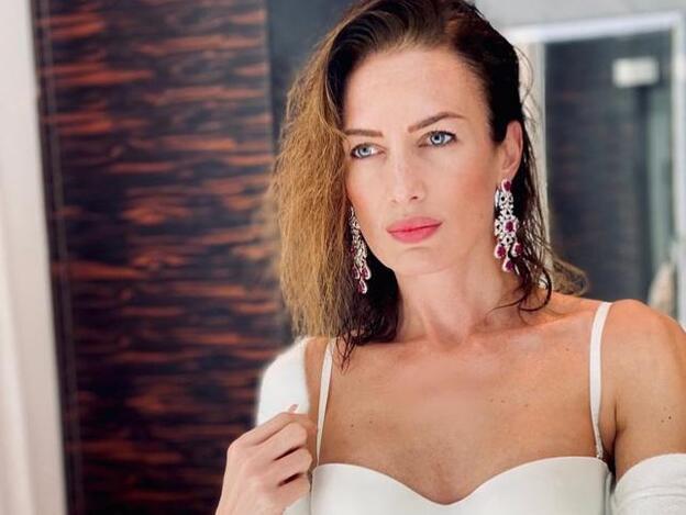 Necesitas unos pantalones culotte blancos para rejuvenecer tus looks a los 40 y los 50, palabra de Nieves Álvarez