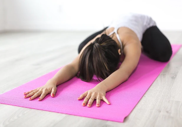 Estas son las cinco rutinas de yoga que te harán desconectar después de una larga jornada de trabajo
