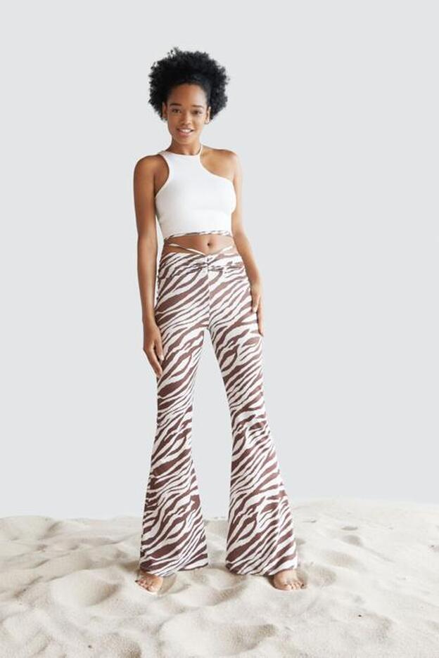 Hemos encontrado los pantalones con el diseño flare que mejor sienta y son perfectos para tus sandalias más elegantes