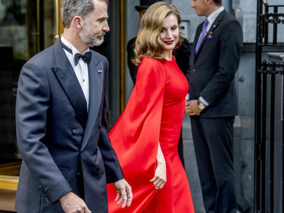 Fichado en Zara el vestido de menos de 50 euros que parece de lujo porque imita el look de fiesta favorito de las royals (de la Reina Letizia a Carolina de Mónaco)