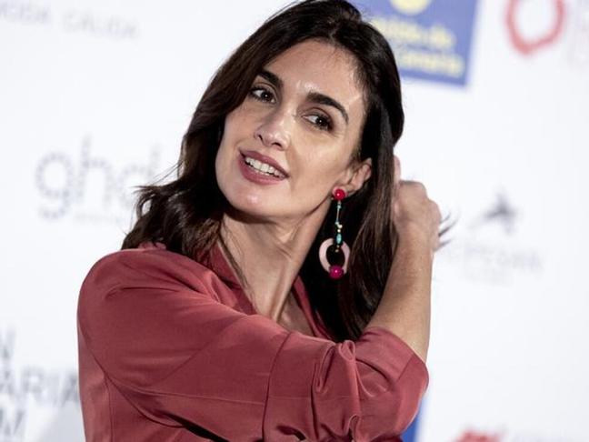 Un conjunto estampado y comodísimo y zapatillas blancas, el look de Paz Vega que rejuvenece a los 40 es perfecto para primavera