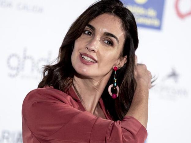 Un conjunto estampado y comodísimo y zapatillas blancas, el look de Paz Vega que rejuvenece a los 40 es perfecto para primavera