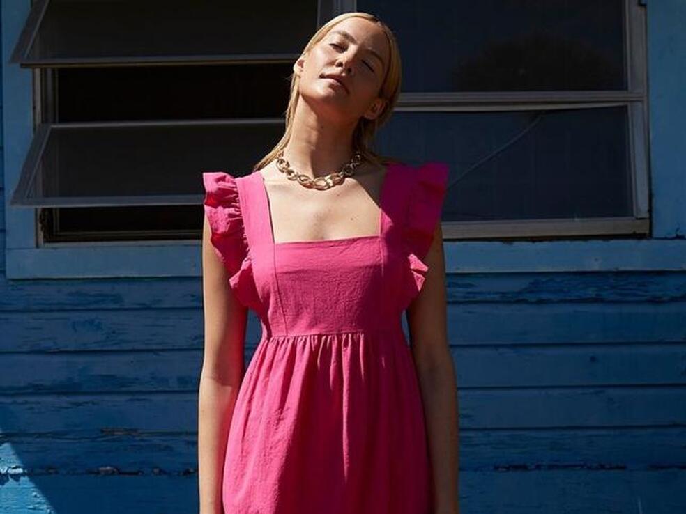 ¡Flechazo! El vestido midi más bonito de la primavera es rosa, baratísimo y está en Primark