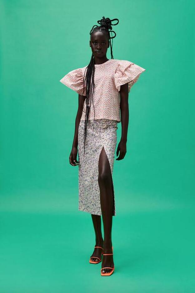 La camiseta estampada de Zara que va a poner mucho estilo en tus looks con vaqueros por muy poco dinero