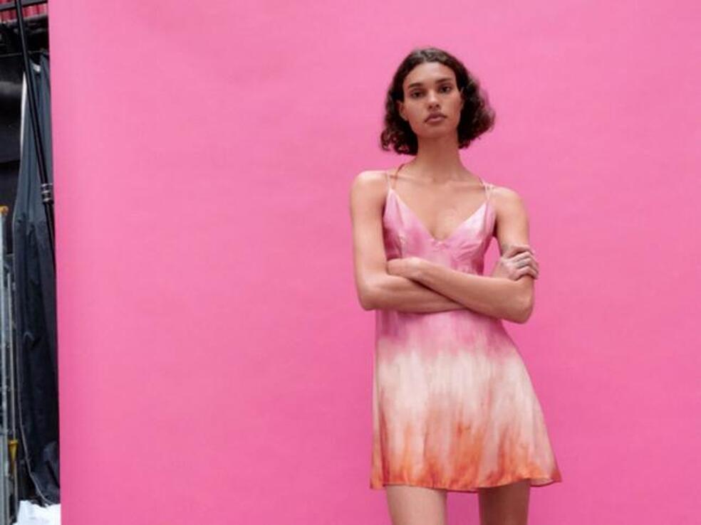 Zara lleva el tie dye a tres vestidos tan espectaculares que se van a colar en tu armario