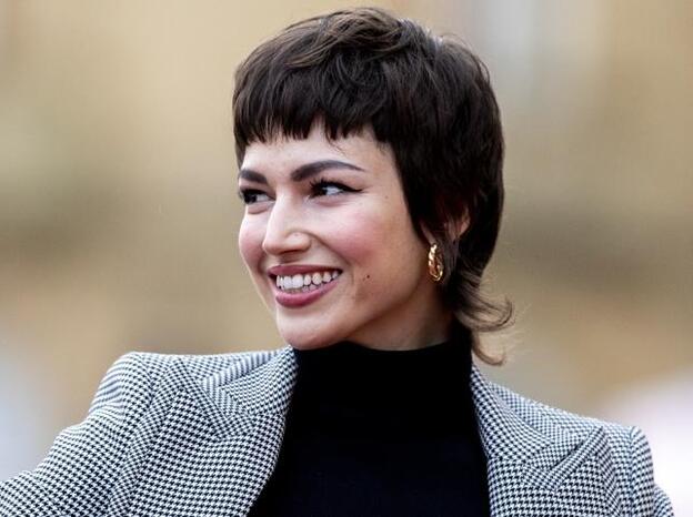 Úrsula Corberó reaparece con el pelo largo y un peinado arriesgado con la tendencia de las pinzas de colores que triunfa entre las influencers y famosas