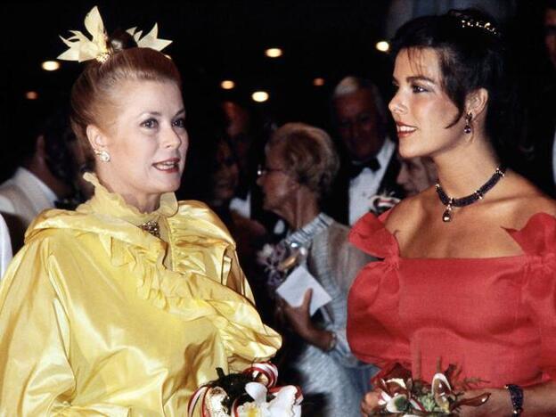 La princesa Grace de Mónaco y su hija Carolina durante el Baile de la Rosa de 1981.