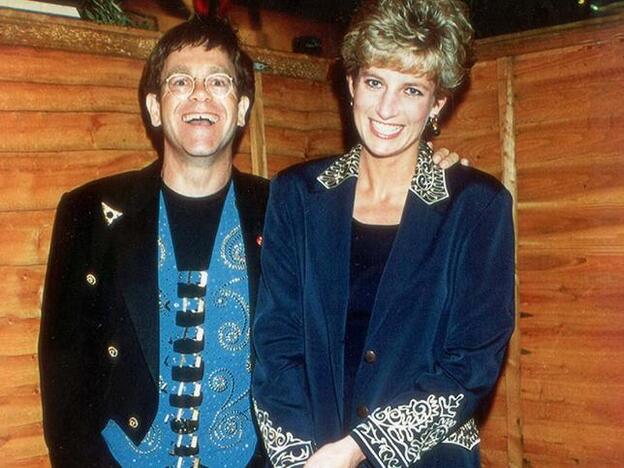 Bofetadas de la reina Isabel II, traiciones, algún que otro insulto, peleas con Diana de Gales... Todo lo que sir Elton John ha dicho de la familia real británica y que se nos había escapado