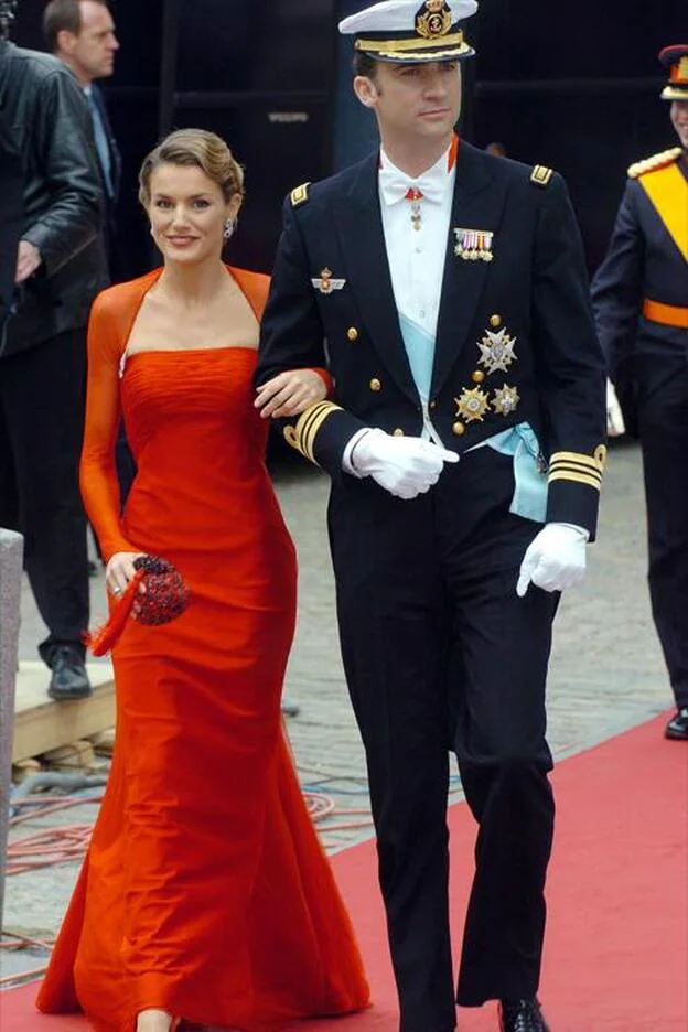 17 años del inolvidable vestido rojo de Lorenzo Caprile de Letizia Ortiz en la boda Federico de Dinamarca y Mary el que una periodista se coronó como reina de