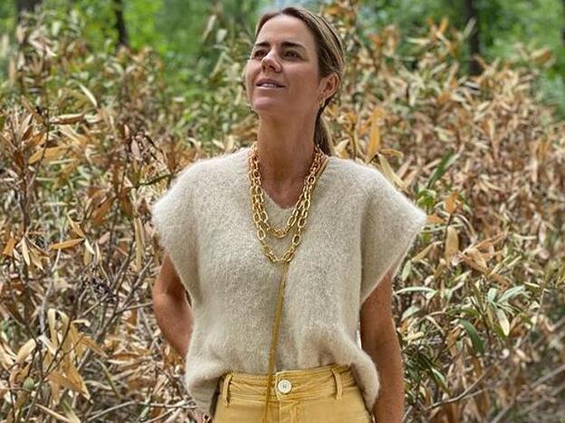 Los pantalones anchos más vendidos y agotados de Zara los tiene Amelia Bono para llevar con zapatillas cómodas que rejuvenecen a los 40